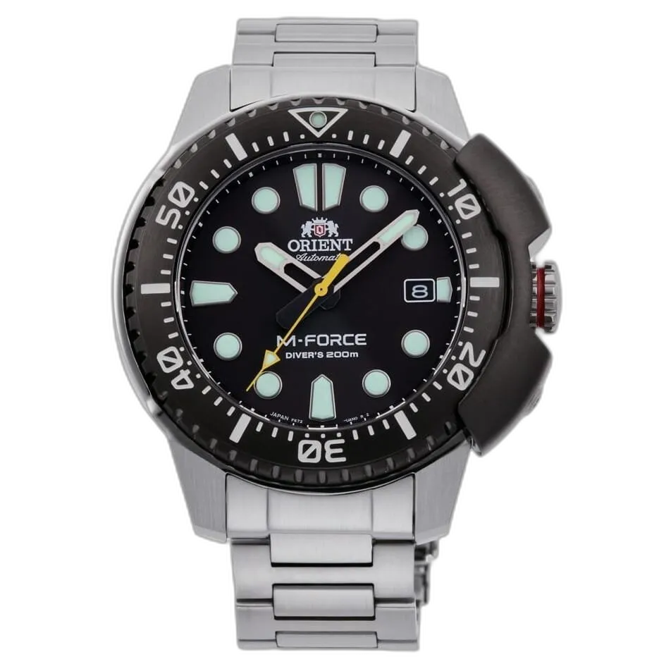 Zegarek Orient M-Force RA-AC0L01B00B z automatycznym mechanizmem, czarną tarczą i wyrazistymi indeksami pokrytymi luminescencją. Model posiada obrotową lunetę, osłonę koronki, datownik oraz wodoodporność 200 metrów, co czyni go idealnym wyborem dla nurków i miłośników ekstremalnych warunków.