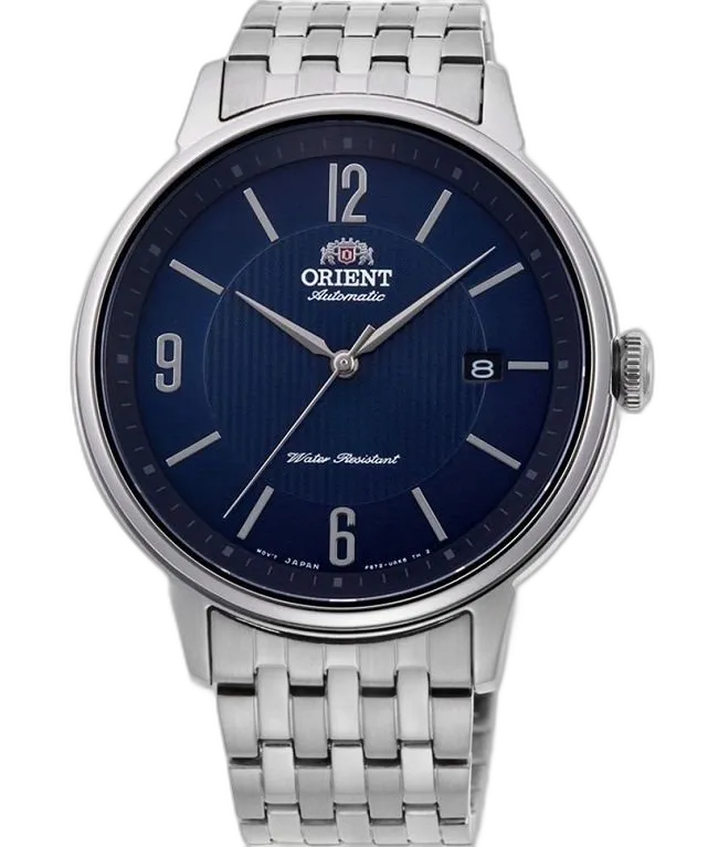 Zegarek Orient Classic Automatic RA-AC0J09L10B z automatycznym mechanizmem, granatową tarczą z pionowym giloszowaniem w centralnej części, datownikiem na godzinie 3 oraz wyraźnymi indeksami i cyframi arabskimi. Model w stalowej kopercie z elegancką bransoletą, idealny do codziennego użytku i garnituru.