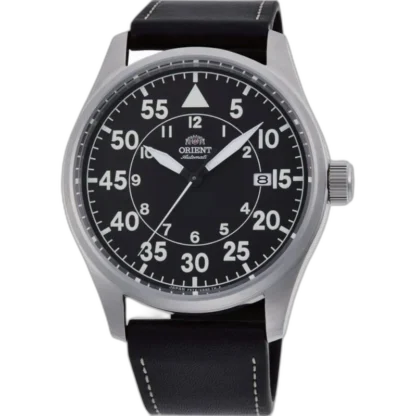 Zegarek Orient Pilot Automatic RA-AC0H03B10B z automatycznym mechanizmem, czarną tarczą w stylu lotniczym, dużymi cyframi minutowymi, wewnętrzną skalą godzinową oraz datownikiem na godzinie 3. Model wyposażony w czarny skórzany pasek z jasnym przeszyciem i stalową kopertę.