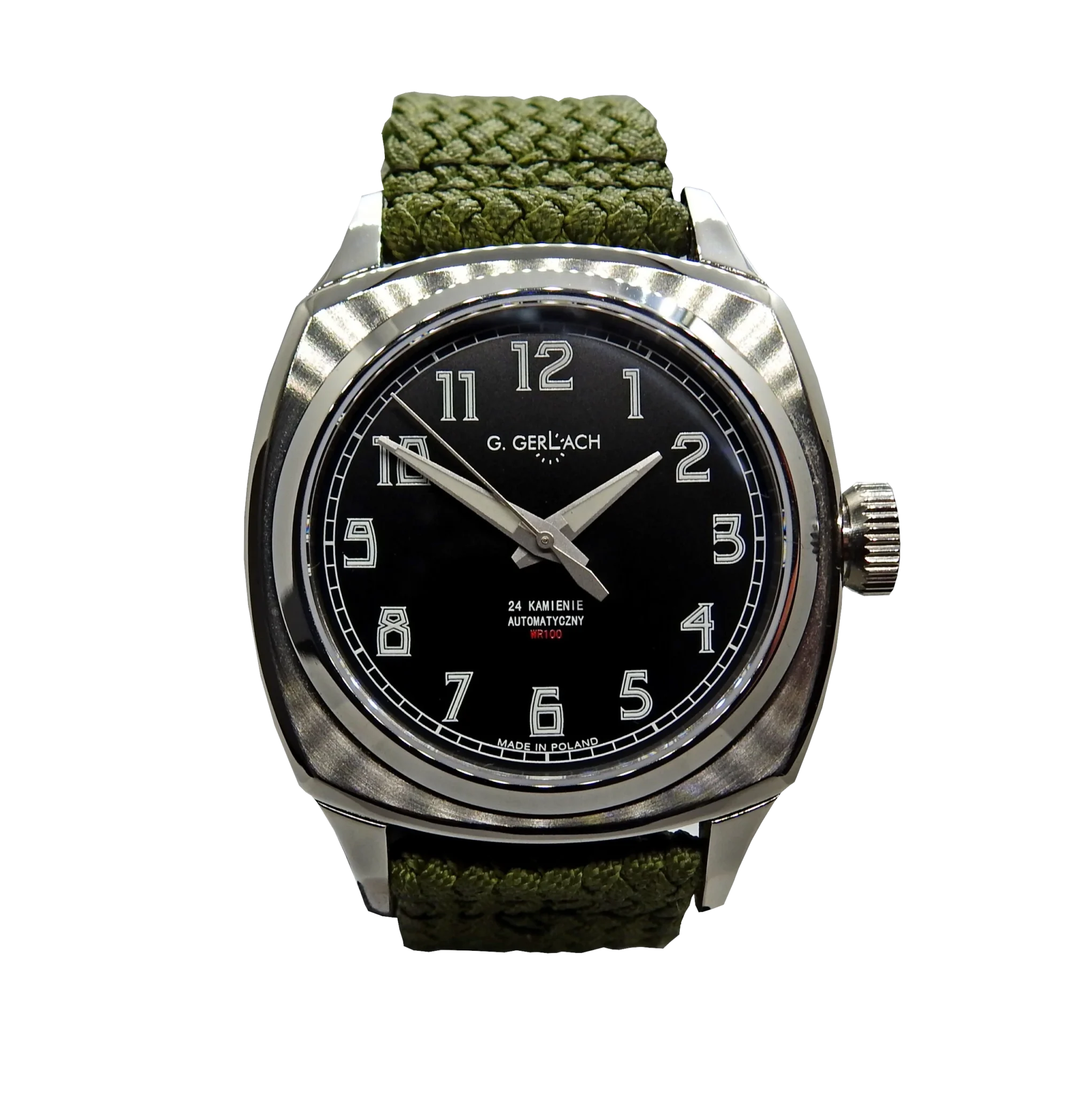 Zegarek G. Gerlach Czołg 7TP II z klasycznym, militarnym charakterem. Posiada czarną tarczę z dużymi, kontrastowymi cyframi arabskimi oraz wskazówki w srebrnym kolorze z luminescencyjnym wypełnieniem. Stylowa koperta ze stali nierdzewnej o zaokrąglonym, poduszkowym kształcie dodaje mu retro charakteru. Model wyposażony jest w precyzyjny mechanizm automatyczny z 24 kamieniami. Na czarnym cyferblacie widnieje subtelne logo G. Gerlach oraz oznaczenie wodoodporności WR100. Zegarek jest osadzony na plecionym, zielonym pasku inspirowanym wojskowym stylem, który podkreśla jego taktyczny wygląd.