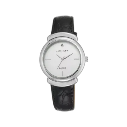 Wyrafinowany zegarek damski Anne Klein o klasycznej średnicy koperty 35 mm, wykonanej w srebrnym kolorze. Elegancka czarna skórzana bransoleta idealnie komponuje się z minimalistyczną tarczą ozdobioną diamentem na godzinie 12. Dzięki swojej prostocie i wyjątkowym detalom, model AK-2359SVBK doskonale sprawdzi się zarówno na co dzień, jak i na specjalne okazje. Precyzyjny mechanizm kwarcowy zapewnia niezawodność, a wodoodporność chroni zegarek przed drobnymi zachlapaniami. Anne Klein to symbol ponadczasowego stylu i jakości.