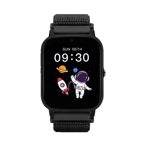 Nowoczesny smartwatch TECH 4G z czarnym paskiem na rzep, czarną kopertą i ekranem z motywem astronauty w kosmosie. Idealny zegarek dla dzieci z funkcjami edukacyjnymi i rozrywkowymi.