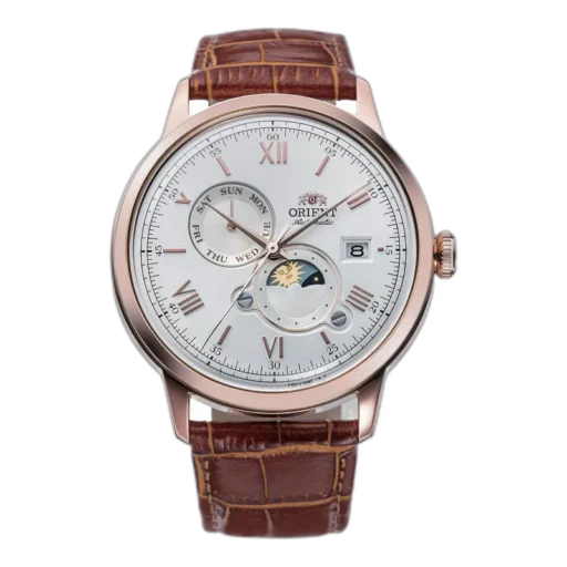 Wyrafinowany zegarek męski Orient Sun and Moon RA-AK0801S10B z automatycznym mechanizmem i różowozłotą kopertą. Posiada srebrną tarczę z funkcją wskaźnika dnia tygodnia, datownika oraz faz księżyca. Brązowy, skórzany pasek w stylu krokodylowej skóry dodaje elegancji i luksusu. Idealny wybór dla mężczyzn ceniących klasykę i wysoką jakość wykonania.