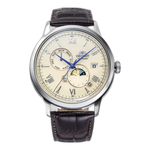 Stylowy zegarek męski Orient Sun and Moon RA-AK0803Y10B z automatycznym mechanizmem, elegancką jasną tarczą i klasycznym skórzanym paskiem w kolorze ciemnobrązowym. Wyposażony w funkcję datownika, wskaźnik dnia tygodnia oraz piękny wskaźnik faz księżyca. Stalowa koperta dodaje wyrafinowanego charakteru, sprawiając, że jest to idealny wybór zarówno na co dzień, jak i na wyjątkowe okazje.