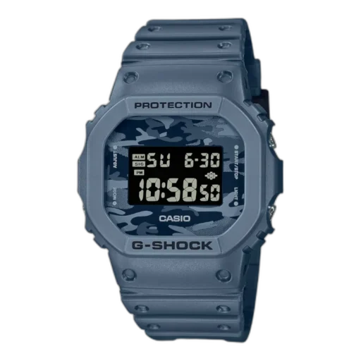 Casio G-SHOCK DW-5600CA-2ER – wytrzymały zegarek sportowy w niebieskiej obudowie z cyfrowym wyświetlaczem, kamuflażowym wzorem na tarczy, wodoodpornością 200 m i funkcją alarmu.