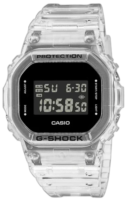 Casio G-SHOCK DW-5600SKE-7ER – sportowy zegarek w przezroczystej kopercie i pasku, odporny na wstrząsy, wodoodporny do 200 m, wyposażony w podświetlenie i funkcję alarmu.