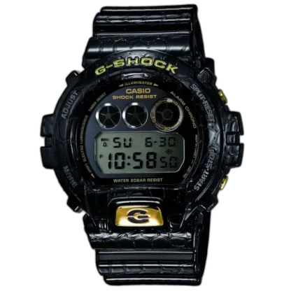 Męski zegarek Casio G-Shock DW-6900CR-1ER z unikalną fakturą przypominającą krokodylą skórę. Wytrzymała konstrukcja odporna na wstrząsy, wodoodporność 20 ATM i złote detale dodające elegancji. Idealny model dla miłośników stylu i funkcjonalności.