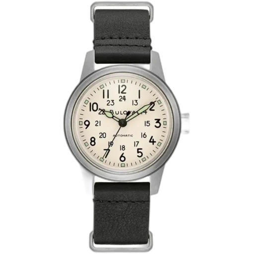 Zegarek Bulova 96A246 to klasyczny model o prostym, funkcjonalnym designie. Posiada jasną tarczę z wyraźnymi cyframi arabskimi oraz dwoma strefami czasowymi (12h i 24h), co ułatwia odczyt czasu. Zielone akcenty na indeksach i wskazówkach dodają mu charakteru. Skórzany pasek i stalowa koperta sprawiają, że zegarek jest wygodny i trwały. Jest to doskonały wybór dla osób ceniących prostotę, wygodę i niezawodność w codziennym użytkowaniu.