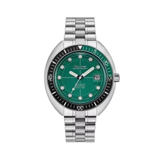 Zegarek Bulova Oceanographer 96B322 to model o wyjątkowym designie, który łączy elegancję z funkcjonalnością. Zielona tarcza z dużymi indeksami i charakterystycznym, obrotowym pierścieniem w kolorze czarnym zapewnia doskonałą widoczność, a jego wodoszczelność do 200 metrów sprawia, że jest idealnym wyborem do sportów wodnych i nurkowania. Automatyczny mechanizm gwarantuje precyzyjne działanie, a stalowa bransoleta zapewnia komfort i trwałość. To zegarek, który sprawdzi się w każdym środowisku, łącząc styl z niezawodnością.