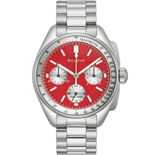 Zegarek Bulova Lunar Pilot Chronograph 96K115 to model łączący sportowy charakter z elegancką precyzją. Czerwona tarcza z kontrastującymi srebrnymi detalami i funkcjami chronografu nadaje mu wyjątkowy wygląd. Stalowa bransoleta oraz mechanizm o częstotliwości 262 kHz gwarantują precyzję, a jego solidna obudowa zapewnia odporność na wodę do 5ATM. Idealny dla miłośników nowoczesnych zegarków o sportowym charakterze i wysokiej jakości wykonaniu.
