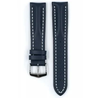 Pasek skórzany **Hirsch Heavy Calf** w rozmiarze 20 mm (długość L) w kolorze granatowym to stylowy wybór dla osób ceniących elegancję połączoną z trwałością. Wykonany z wytrzymałej skóry cielęcej, cechuje się wodoodpornością do 100 metrów. Białe przeszycia nadają mu wyrazistości i sportowego charakteru, dzięki czemu doskonale komponuje się zarówno z klasycznymi, jak i bardziej nowoczesnymi zegarkami. Idealny do codziennego użytku i wymagających warunków.