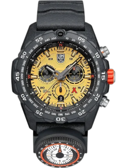 Zegarek Luminox XB.3745 Bear Grylls Survival Chronograph to wyjątkowe połączenie funkcjonalności i przygody. Żółta tarcza z trzema subtarczami i wyraźnymi indeksami ułatwia odczyt w każdych warunkach. W zestawie znajduje się wbudowany kompas, co czyni go idealnym wyborem dla miłośników outdooru i survivalu. Koperta Carbonox™ zapewnia wytrzymałość, a wodoszczelność 300 metrów daje swobodę w ekstremalnych sytuacjach.