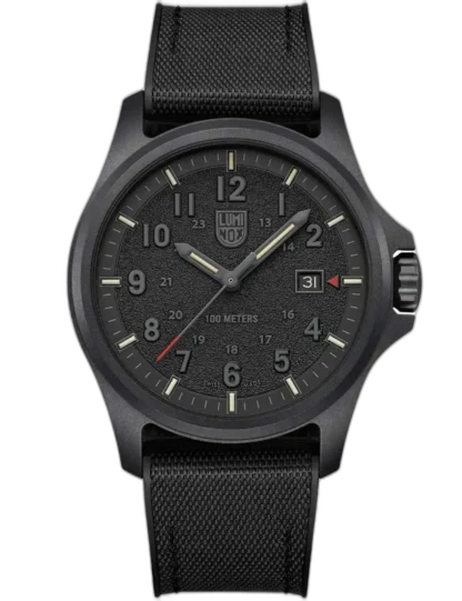 Zegarek Luminox XL.1961 Atacama Field to taktyczna propozycja o średnicy 43 mm, która łączy surowy styl z funkcjonalnością na co dzień. Czarna, teksturowana tarcza z wyraźnymi indeksami i technologią LLT gwarantuje doskonałą widoczność w każdych warunkach. Koperta z powłoką PVD oraz tekstylny pasek nadają zegarkowi wytrzymałości i militarnego charakteru. Wodoszczelność do 100 metrów sprawia, że sprawdzi się również w terenie. Idealny wybór dla osób ceniących prostotę, niezawodność i stonowaną estetykę.