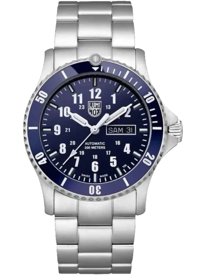 Zegarek Luminox XS.0924 Sport Timer Automatic to klasyczny model o sportowym charakterze, wyposażony w mechanizm automatyczny i kopertę o średnicy 42 mm. Granatowa tarcza z wyrazistymi indeksami oraz datownikiem dzień/data doskonale komponuje się z obrotowym bezelem i stalową bransoletą. Wodoszczelność 200 metrów i odporna konstrukcja czynią go idealnym wyborem dla miłośników nurkowania i aktywności outdoorowych. Elegancki wygląd oraz niezawodna funkcjonalność sprawiają, że sprawdzi się również jako zegarek codzienny.