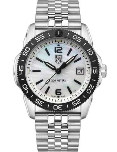 Zegarek Luminox XS.3126M Pacific Diver to stylowa propozycja unisex o średnicy 39 mm, która łączy sportowy charakter z subtelną elegancją. Tarcza z masy perłowej pięknie mieni się w świetle, a stalowa bransoleta jubilee nadaje całości wyrafinowanego wyglądu. Czarna luneta i wodoszczelność do 200 metrów sprawiają, że zegarek doskonale sprawdzi się również w aktywnościach wodnych. Dzięki technologii LLT, zapewnia doskonałą czytelność niezależnie od warunków oświetleniowych. Idealny wybór dla osób ceniących kompaktowy format i ponadczasowy design.