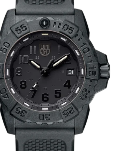 Zegarek Luminox XS.3501.BO.F Navy Seal to klasyczny model typu blackout, zaprojektowany z myślą o służbach specjalnych i pasjonatach taktycznego stylu. Posiada całkowicie czarną kopertę o średnicy 45 mm wykonaną z ultralekkiego Carbonoxu oraz czarną tarczę z systemem podświetlenia Luminox Light Technology (LLT), zapewniającym widoczność w każdych warunkach. Dzięki wodoodporności 200 metrów i solidnemu paskowi z gumy, sprawdzi się w ekstremalnych sytuacjach, jednocześnie zachowując surowy, profesjonalny wygląd.