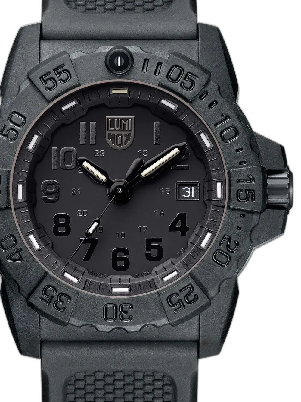 Zegarek Luminox XS.3501.BO.F Navy Seal to klasyczny model typu blackout, zaprojektowany z myślą o służbach specjalnych i pasjonatach taktycznego stylu. Posiada całkowicie czarną kopertę o średnicy 45 mm wykonaną z ultralekkiego Carbonoxu oraz czarną tarczę z systemem podświetlenia Luminox Light Technology (LLT), zapewniającym widoczność w każdych warunkach. Dzięki wodoodporności 200 metrów i solidnemu paskowi z gumy, sprawdzi się w ekstremalnych sytuacjach, jednocześnie zachowując surowy, profesjonalny wygląd.