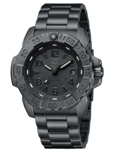 Zegarek Luminox XS.3252.BO.L Navy Seal Steel to elegancki model blackout z pełną stalową bransoletą, stworzony z myślą o profesjonalistach ceniących niezawodność i wytrzymałość. Czarna koperta o średnicy 45 mm i tarcza utrzymana w tonacji stealth nadają mu taktycznego charakteru. Dzięki technologii LLT zapewnia czytelność w każdych warunkach, a wodoodporność do 200 metrów czyni go idealnym wyborem do nurkowania i działań outdoorowych. To połączenie mocy, stylu i funkcjonalności w czystej formie.