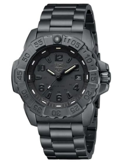 Zegarek Luminox XS.3252.BO.L Navy Seal Steel to elegancki model blackout z pełną stalową bransoletą, stworzony z myślą o profesjonalistach ceniących niezawodność i wytrzymałość. Czarna koperta o średnicy 45 mm i tarcza utrzymana w tonacji stealth nadają mu taktycznego charakteru. Dzięki technologii LLT zapewnia czytelność w każdych warunkach, a wodoodporność do 200 metrów czyni go idealnym wyborem do nurkowania i działań outdoorowych. To połączenie mocy, stylu i funkcjonalności w czystej formie.