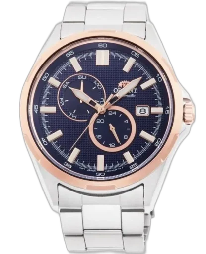 Zegarek Orient RA-AK0601L10B to elegancki model typu automatic, który łączy klasykę z nowoczesnym stylem. Granatowa tarcza z delikatną fakturą została wzbogacona o złote akcenty – indeksy, wskazówki oraz pierścień koperty w kolorze różowego złota, co nadaje zegarkowi wyjątkowego charakteru. Model wyposażono w datownik oraz dwie subtarcze: jedną wskazującą dzień tygodnia, a drugą z 24-godzinnym formatem czasu. Bransoleta i koperta zostały wykonane ze stali nierdzewnej, a mechanizm automatyczny podkreśla prestiż zegarka. Idealna propozycja dla mężczyzn ceniących elegancję i funkcjonalność na co dzień.