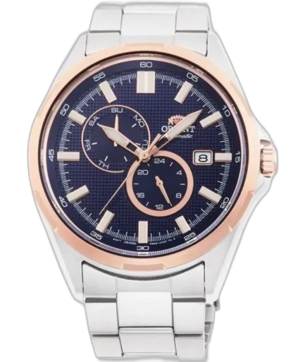 Zegarek Orient RA-AK0601L10B to elegancki model typu automatic, który łączy klasykę z nowoczesnym stylem. Granatowa tarcza z delikatną fakturą została wzbogacona o złote akcenty – indeksy, wskazówki oraz pierścień koperty w kolorze różowego złota, co nadaje zegarkowi wyjątkowego charakteru. Model wyposażono w datownik oraz dwie subtarcze: jedną wskazującą dzień tygodnia, a drugą z 24-godzinnym formatem czasu. Bransoleta i koperta zostały wykonane ze stali nierdzewnej, a mechanizm automatyczny podkreśla prestiż zegarka. Idealna propozycja dla mężczyzn ceniących elegancję i funkcjonalność na co dzień.