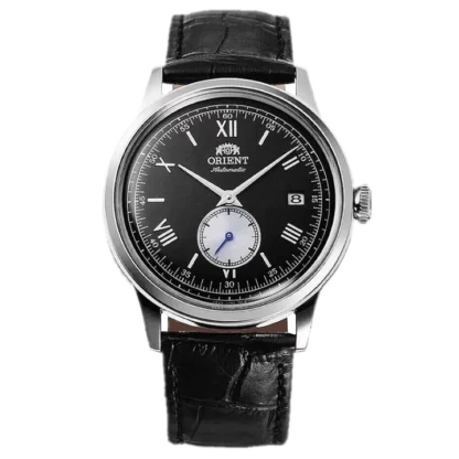 Zegarek Orient RA-AP0101B30B to elegancki model z automatycznym mechanizmem, stworzony z myślą o miłośnikach klasycznego stylu. Czarna tarcza z rzymskimi indeksami i małą sekundą na subtarczy umieszczonej na godzinie 6 tworzy harmonijną kompozycję o ponadczasowym charakterze. Dodatkowym atutem jest datownik na godzinie 3 oraz niebieska wskazówka subtarczy, która dodaje całości subtelnego kontrastu. Stalowa koperta i skórzany pasek z fakturą krokodyla sprawiają, że zegarek doskonale prezentuje się na nadgarstku zarówno na co dzień, jak i w zestawieniu z garniturem.