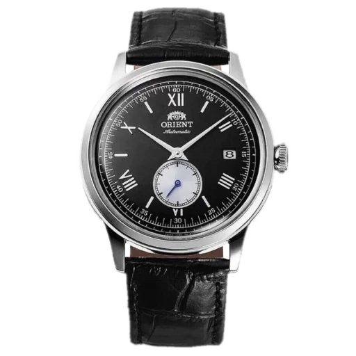Zegarek Orient RA-AP0101B30B to elegancki model z automatycznym mechanizmem, stworzony z myślą o miłośnikach klasycznego stylu. Czarna tarcza z rzymskimi indeksami i małą sekundą na subtarczy umieszczonej na godzinie 6 tworzy harmonijną kompozycję o ponadczasowym charakterze. Dodatkowym atutem jest datownik na godzinie 3 oraz niebieska wskazówka subtarczy, która dodaje całości subtelnego kontrastu. Stalowa koperta i skórzany pasek z fakturą krokodyla sprawiają, że zegarek doskonale prezentuje się na nadgarstku zarówno na co dzień, jak i w zestawieniu z garniturem.