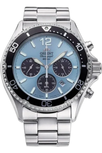 Zegarek Orient RA-TX0206L10B to elegancki chronograf o sportowym charakterze, który przyciąga uwagę jasnoniebieską tarczą zestawioną z czarnymi subtarczami i obrotowym bezelem. Koperta i bransoleta wykonane ze stali nierdzewnej zapewniają trwałość i solidność, a wodoodporność na poziomie 20 ATM (200 m) czyni ten model doskonałym wyborem dla miłośników nurkowania i sportów wodnych. Trzy subtarcze umożliwiają pomiar czasu w formacie stopera, a datownik umieszczony między czwartą a piątą godziną zwiększa funkcjonalność. To idealne połączenie stylu, precyzji i japońskiej niezawodności.