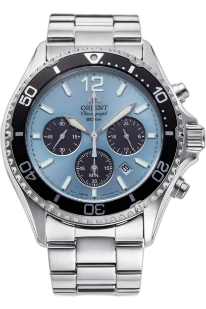 Zegarek Orient RA-TX0206L10B to elegancki chronograf o sportowym charakterze, który przyciąga uwagę jasnoniebieską tarczą zestawioną z czarnymi subtarczami i obrotowym bezelem. Koperta i bransoleta wykonane ze stali nierdzewnej zapewniają trwałość i solidność, a wodoodporność na poziomie 20 ATM (200 m) czyni ten model doskonałym wyborem dla miłośników nurkowania i sportów wodnych. Trzy subtarcze umożliwiają pomiar czasu w formacie stopera, a datownik umieszczony między czwartą a piątą godziną zwiększa funkcjonalność. To idealne połączenie stylu, precyzji i japońskiej niezawodności.