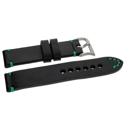Pasek skórzany Tekla 22 mm w kolorze czarnym z zielonymi przeszyciami to wyjątkowy dodatek dla osób poszukujących detalu z charakterem. Ręcznie wykonany z naturalnej, matowej skóry, zachwyca prostotą formy i starannym wykończeniem. Zielone nici nadają mu dynamicznego, sportowego akcentu, a klasyczna, stalowa sprzączka zapewnia solidne zapięcie. Idealny zarówno do zegarków typu diver, jak i do codziennych modeli w stylu casual.