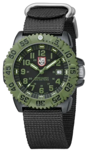Zegarek Luminox A.3041 OD Military to wyrazisty model inspirowany wojskowym stylem. Zielona tarcza i bezel doskonale komponują się z czarnym paskiem typu NATO, tworząc taktyczny wygląd. Wyposażony w szwajcarski mechanizm kwarcowy, datownik i wodoodporność do 200 metrów, sprawdzi się w każdych warunkach. Duże, luminescencyjne indeksy i wskazówki gwarantują doskonałą czytelność nawet w ciemności. Idealny dla osób aktywnych, które cenią funkcjonalność i militarną estetykę.