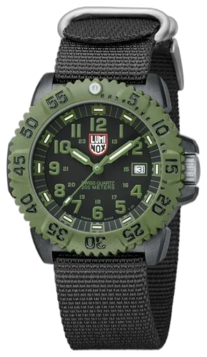 Zegarek Luminox A.3041 OD Military to wyrazisty model inspirowany wojskowym stylem. Zielona tarcza i bezel doskonale komponują się z czarnym paskiem typu NATO, tworząc taktyczny wygląd. Wyposażony w szwajcarski mechanizm kwarcowy, datownik i wodoodporność do 200 metrów, sprawdzi się w każdych warunkach. Duże, luminescencyjne indeksy i wskazówki gwarantują doskonałą czytelność nawet w ciemności. Idealny dla osób aktywnych, które cenią funkcjonalność i militarną estetykę.