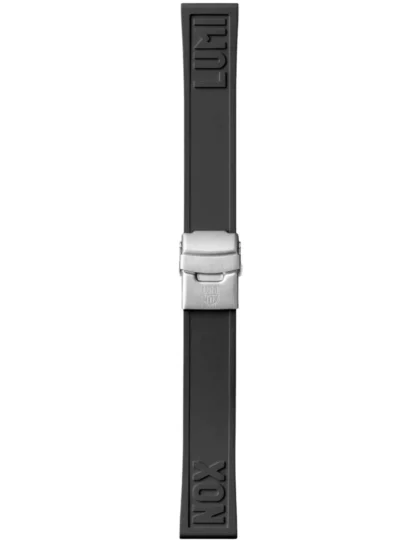 Pasek Luminox FP2205.20Q to solidny, czarny pasek gumowy o szerokości 22 mm, zaprojektowany z myślą o wymagających warunkach użytkowania. Wykonany z wytrzymałego kauczuku, zapewnia doskonałą elastyczność i odporność na wodę oraz pot. Wyposażony w stalową klamrę z logo marki oraz wytłoczone napisy „LUMI” i „NOX” po obu stronach, podkreśla militarny charakter zegarków Luminox. Idealny do modeli o sportowym i taktycznym stylu – wygodny, trwały i gotowy na ekstremalne wyzwania.