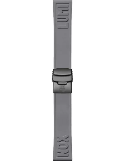 Pasek Luminox FP2406.80B to solidny gumowy pasek w kolorze szarym, o szerokości 24 mm, zaprojektowany z myślą o zegarkach Luminox z czarną powłoką IP (Ion Plating). Wykonany z trwałego materiału odpornego na działanie wody, potu i promieni UV, idealnie sprawdzi się w wymagających warunkach. Posiada wyraziste tłoczenie z logotypem „LUMI” i „NOX” oraz solidne zapięcie typu klamra w kolorze czarnym. To doskonały wybór dla osób, które cenią nowoczesny, sportowy styl i chcą odświeżyć wygląd swojego zegarka.