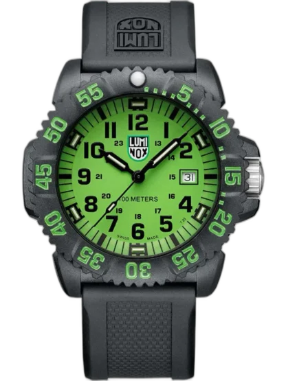 Zegarek Luminox X2.2067.1 Sea Lion to wyrazisty model o średnicy 44 mm, który natychmiast przyciąga wzrok intensywnie zieloną tarczą i detalami na bezelu. Czarna koperta i pasek z tworzywa sztucznego zapewniają lekkość oraz odporność na uderzenia. Wodoodporność do 100 metrów pozwala na swobodne użytkowanie w codziennych warunkach, a technologia LLT gwarantuje doskonałą widoczność w ciemności. Zegarek wyposażony jest w datownik oraz precyzyjny mechanizm kwarcowy. To idealna propozycja dla mężczyzn poszukujących dynamicznego, outdoorowego stylu z nutą niekonwencjonalności.