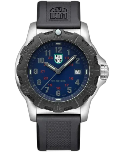 Zegarek Luminox X2.2133 Manta Ray Steel to masywny model męski o średnicy 45 mm, który wyróżnia się granatową tarczą z czerwonymi akcentami oraz solidną kopertą ze stali nierdzewnej. Czarny bezel z włókna węglowego nadaje mu charakteru, a technologia LLT zapewnia doskonałą widoczność w ciemności przez całą dobę. Model jest wodoszczelny do 100 metrów i wyposażony w datownik na godzinie 3. Świetnie sprawdzi się zarówno podczas codziennych wyzwań, jak i w terenie – to funkcjonalny zegarek o wyrazistym, militarnym stylu.