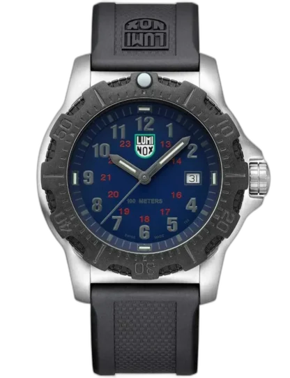 Zegarek Luminox X2.2133 Manta Ray Steel to masywny model męski o średnicy 45 mm, który wyróżnia się granatową tarczą z czerwonymi akcentami oraz solidną kopertą ze stali nierdzewnej. Czarny bezel z włókna węglowego nadaje mu charakteru, a technologia LLT zapewnia doskonałą widoczność w ciemności przez całą dobę. Model jest wodoszczelny do 100 metrów i wyposażony w datownik na godzinie 3. Świetnie sprawdzi się zarówno podczas codziennych wyzwań, jak i w terenie – to funkcjonalny zegarek o wyrazistym, militarnym stylu.