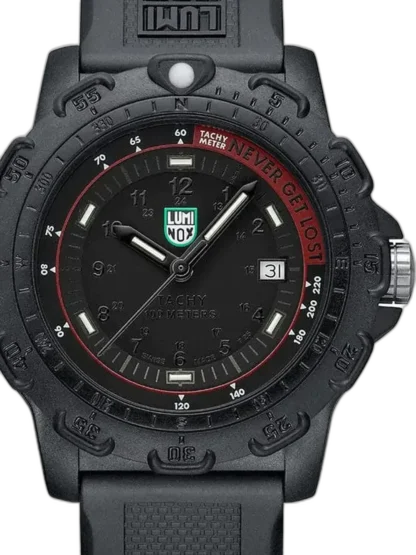 Zegarek Luminox X2.2422 Never Get Lost to 45-milimetrowy model zaprojektowany z myślą o pasjonatach survivalu i outdooru. Czarna tarcza z czerwonym akcentem „NEVER GET LOST” i tachymetrem podkreśla jego charakterystyczny wygląd i funkcjonalność. Koperta z kompozytu i gumowy pasek gwarantują trwałość i komfort noszenia w każdych warunkach. Wodoszczelność do 100 metrów oraz podświetlenie LLT zapewniają niezawodność niezależnie od pory dnia i miejsca. Idealny dla tych, którzy cenią sobie niezależność i gotowość do działania w terenie.