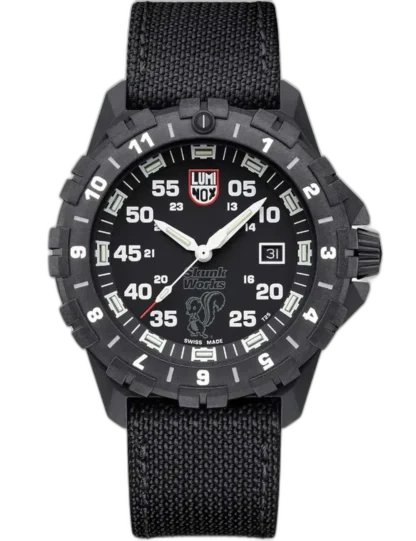 Zegarek Luminox XA.6442.H.SET F117 Nighthawk Skunk Works to wyjątkowy model inspirowany technologią wojskową i lotnictwem stealth. Czarna koperta o średnicy 44 mm skrywa czytelną tarczę z logo „Skunk Works” i motywem samolotu F-117, podkreślającym jego militarny charakter. Wyposażony w datownik, precyzyjny mechanizm kwarcowy oraz podświetlenie LLT, zapewnia niezawodność w każdych warunkach. Nylonowy pasek i matowe wykończenie wzmacniają jego taktyczny styl. Wodoszczelność do 200 metrów czyni go idealnym wyborem dla pasjonatów technologii wojskowej i survivalu.