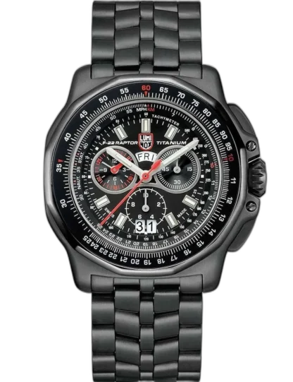 Zegarek Luminox XA.9272 F-22 Raptor to tytanowy chronograf stworzony z myślą o entuzjastach lotnictwa i zaawansowanej technologii. Jego masywna koperta i bransoleta wykonane z lekkiego tytanu zapewniają wyjątkową wytrzymałość i komfort noszenia. Czarna tarcza z wyrazistymi indeksami, trzema subtarczykami i funkcją tachymetru nadaje mu dynamiczny, profesjonalny charakter. Model wyposażono w datownik z podwójnym okienkiem dnia i miesiąca oraz precyzyjny mechanizm kwarcowy. To zegarek idealny dla osób, które cenią lotniczą stylistykę i nowoczesne rozwiązania techniczne.
