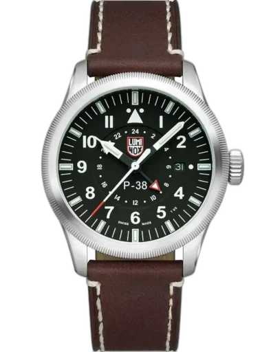 Zegarek Luminox XA.9521 P-38 Air Pilot GMT to klasyczna propozycja inspirowana lotnictwem wojskowym, łącząca elegancję z funkcjonalnością. Wyposażony w dodatkową wskazówkę GMT, umożliwia śledzenie dwóch stref czasowych jednocześnie, co sprawdzi się podczas podróży. Koperta ze stali szlachetnej o średnicy 42 mm skrywa czarną tarczę z czytelnymi indeksami i datownikiem na godzinie trzeciej. Całość uzupełnia skórzany pasek w kolorze brązowym z kontrastowym przeszyciem. To stylowy wybór dla miłośników lotniczego stylu i praktycznych rozwiązań.