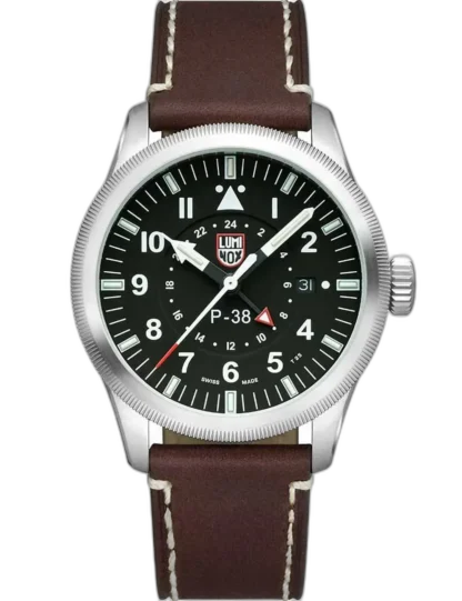 Zegarek Luminox XA.9521 P-38 Air Pilot GMT to klasyczna propozycja inspirowana lotnictwem wojskowym, łącząca elegancję z funkcjonalnością. Wyposażony w dodatkową wskazówkę GMT, umożliwia śledzenie dwóch stref czasowych jednocześnie, co sprawdzi się podczas podróży. Koperta ze stali szlachetnej o średnicy 42 mm skrywa czarną tarczę z czytelnymi indeksami i datownikiem na godzinie trzeciej. Całość uzupełnia skórzany pasek w kolorze brązowym z kontrastowym przeszyciem. To stylowy wybór dla miłośników lotniczego stylu i praktycznych rozwiązań.