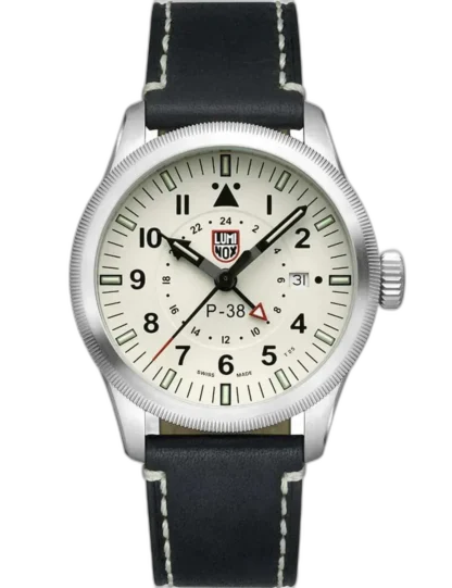 Zegarek Luminox XA.9527 P-38 Air Pilot GMT to elegancka i funkcjonalna propozycja inspirowana lotnictwem. Jasna tarcza z oznaczeniami 24-godzinnymi i datownikiem na godzinie trzeciej oferuje przejrzystość i styl vintage. Czarna skórzana bransoleta z białym przeszyciem podkreśla klasyczny charakter modelu, który świetnie sprawdzi się zarówno na co dzień, jak i w podróży.