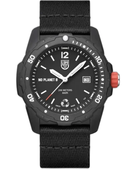 Zegarek Luminox XB.3722.ECO Bear Grylls Survival Eco „No Planet B” to propozycja dla osób ceniących ekologiczne rozwiązania i niezawodność. Czarna tarcza z napisem „No Planet B” podkreśla zaangażowanie marki w ochronę środowiska, a pasek wykonany z materiałów z recyklingu nadaje całości nowoczesny charakter. Wodoszczelność do 200 metrów, czerwony akcent na koronce oraz precyzyjny datownik sprawiają, że jest to idealny zegarek dla miłośników przygód i świadomych wyborów.