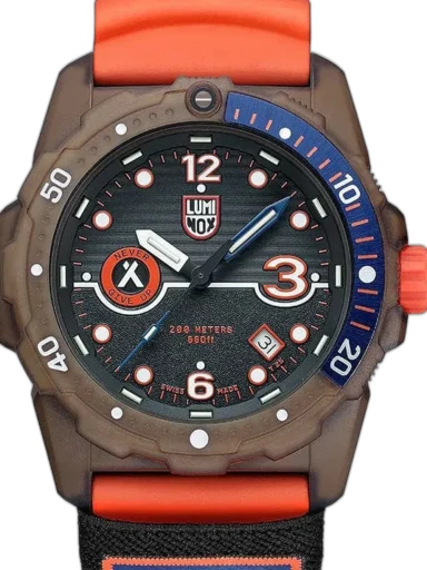 Zegarek Luminox XB.3729.ECO Bear Grylls Survival to ekologiczna i wytrzymała propozycja dla miłośników survivalu i aktywności outdoorowych. Koperta o średnicy 42 mm została wykonana z materiałów pochodzących z recyklingu, a wyrazista czarno-pomarańczowa kolorystyka podkreśla jego dynamiczny charakter. Model wyposażono w niebiesko-pomarańczowy bezel, datownik oraz charakterystyczne hasło „Never Give Up” na tarczy, inspirowane filozofią Beara Gryllsa. Wodoszczelność 200 metrów oraz trwały pasek sprawiają, że to niezawodny towarzysz ekstremalnych przygód i codziennych wyzwań.