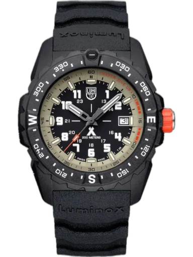 Zegarek Luminox XB.3731 Bear Grylls Mountain to solidna propozycja dla miłośników górskich przygód i ekstremalnych warunków. Wyposażony w 43-milimetrową kopertę z wytrzymałego tworzywa CARBONOX™ oraz wodoodporność do 200 metrów, sprawdzi się zarówno podczas trekkingu, jak i nurkowania. Cechą charakterystyczną jest kompasowy bezel i hasło „Never Give Up” na pierścieniu wewnętrznym, które podkreśla survivalowy charakter modelu. Zegarek posiada wskazania czasu 24-godzinnego, datownik oraz technologię LLT, zapewniającą czytelność w każdych warunkach. To niezawodny towarzysz dla osób żyjących w rytmie outdoor.