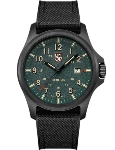 Zegarek Luminox XL.1977 Atacama Field to stylowa propozycja dla miłośników klasycznego wzornictwa z nutą militarnego charakteru. Zielona tarcza o matowym wykończeniu kontrastuje z jasnymi indeksami i wskazówkami, zapewniając doskonałą czytelność. Koperta o średnicy 43 mm i wodoodporność 10 ATM czynią go idealnym wyborem do codziennego użytku. Czarny nylonowy pasek dodaje lekkości i wytrzymałości, a datownik umieszczony przy godzinie 3 zwiększa funkcjonalność. To niezawodny zegarek dla osób ceniących prostotę, trwałość i ponadczasowy styl.