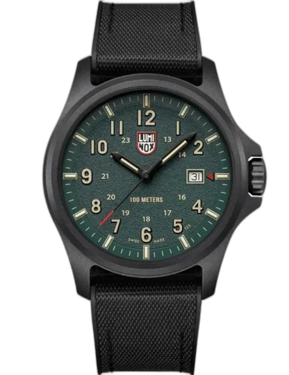 Zegarek Luminox XL.1977 Atacama Field to stylowa propozycja dla miłośników klasycznego wzornictwa z nutą militarnego charakteru. Zielona tarcza o matowym wykończeniu kontrastuje z jasnymi indeksami i wskazówkami, zapewniając doskonałą czytelność. Koperta o średnicy 43 mm i wodoodporność 10 ATM czynią go idealnym wyborem do codziennego użytku. Czarny nylonowy pasek dodaje lekkości i wytrzymałości, a datownik umieszczony przy godzinie 3 zwiększa funkcjonalność. To niezawodny zegarek dla osób ceniących prostotę, trwałość i ponadczasowy styl.