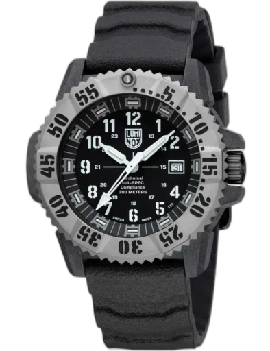 Zegarek Luminox XL.3351.1.SET MIL-SPEC to profesjonalny model wojskowy zaprojektowany z myślą o ekstremalnych warunkach. Wyposażony w wytrzymałą kopertę o średnicy 46 mm oraz wodoodporność na poziomie 300 metrów, spełnia rygorystyczne normy MIL-SPEC. Kontrastowa tarcza z białymi indeksami i oznaczeniami 24-godzinnymi gwarantuje doskonałą czytelność, a mechanizm kwarcowy zapewnia precyzję. Czarna gumowa bransoleta i stalowo-szara luneta dodają całości surowego, militarnego charakteru. To zegarek dla osób wymagających niezawodności i bezkompromisowej funkcjonalności.
