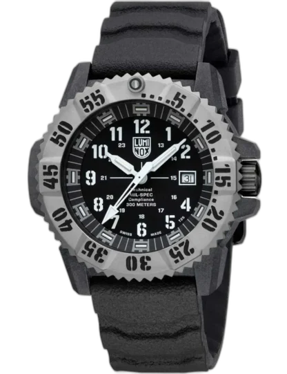 Zegarek Luminox XL.3351.1.SET MIL-SPEC to profesjonalny model wojskowy zaprojektowany z myślą o ekstremalnych warunkach. Wyposażony w wytrzymałą kopertę o średnicy 46 mm oraz wodoodporność na poziomie 300 metrów, spełnia rygorystyczne normy MIL-SPEC. Kontrastowa tarcza z białymi indeksami i oznaczeniami 24-godzinnymi gwarantuje doskonałą czytelność, a mechanizm kwarcowy zapewnia precyzję. Czarna gumowa bransoleta i stalowo-szara luneta dodają całości surowego, militarnego charakteru. To zegarek dla osób wymagających niezawodności i bezkompromisowej funkcjonalności.